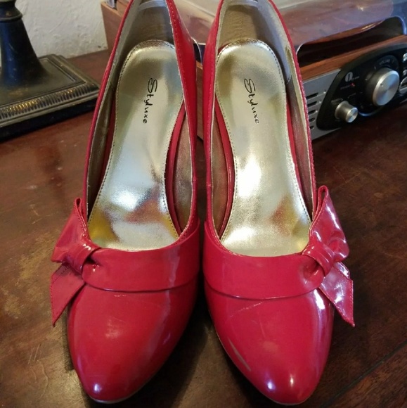 Red Pinup Pumps - Picture 1 of 4